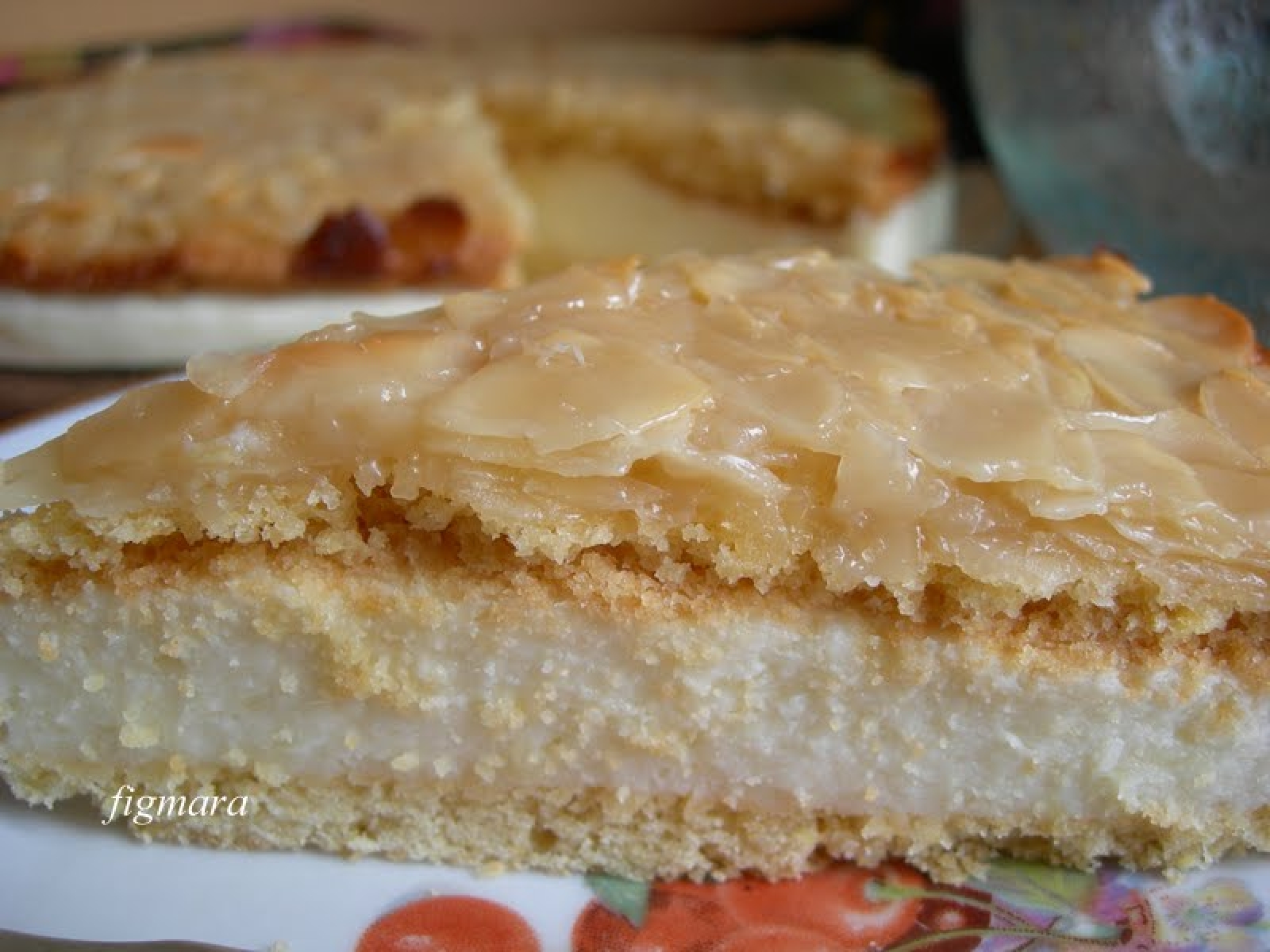 Kruche ciasto z masą jabłkowo-serową i płatkami migdałowymi