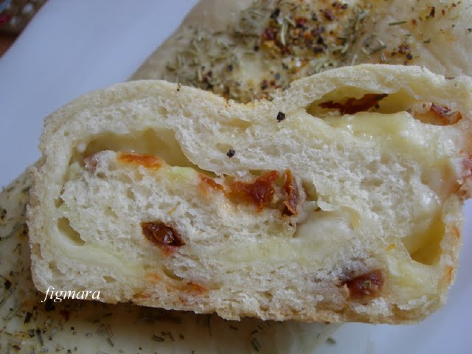 Włoski chlebek z mozzarellą