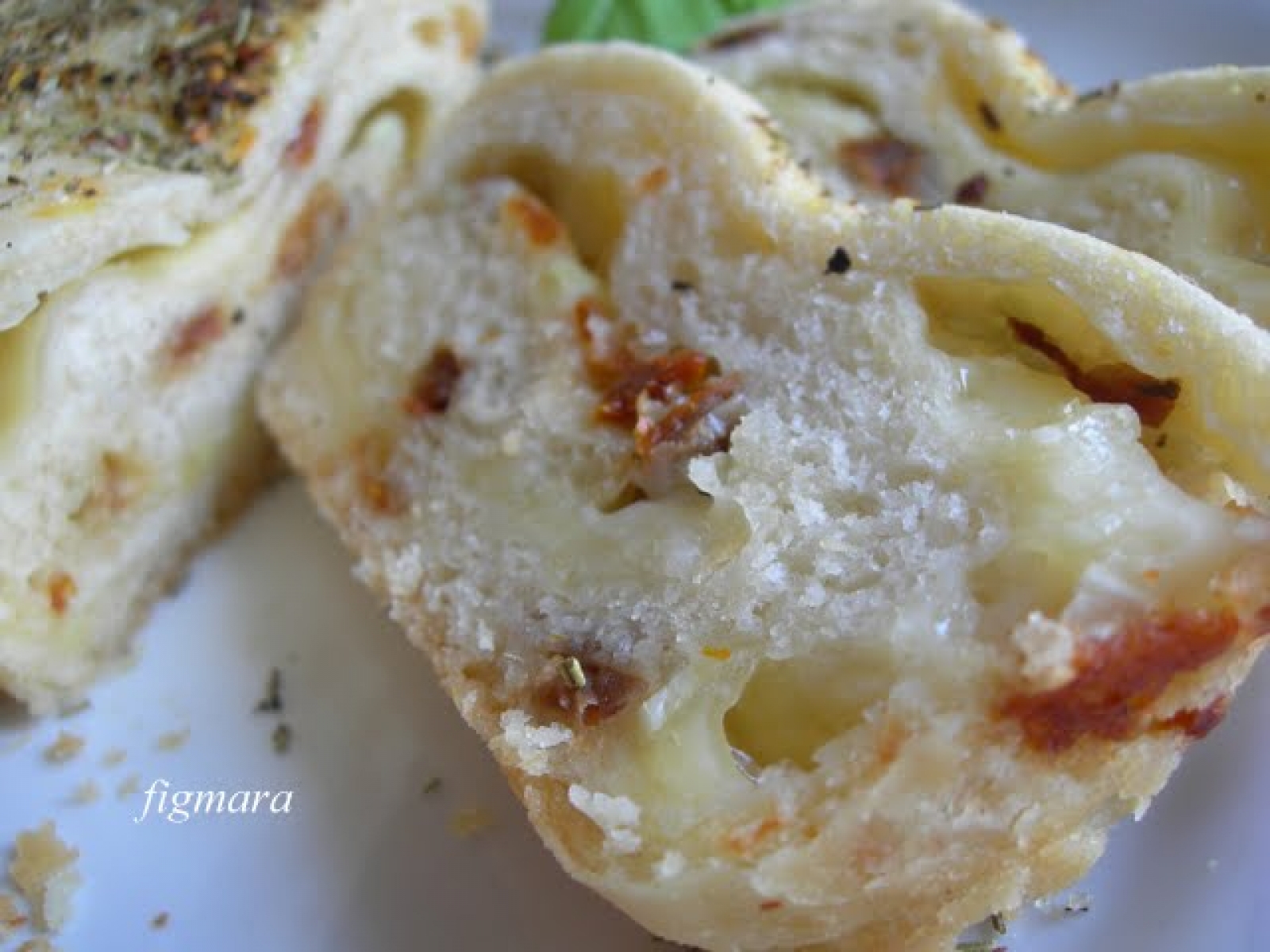 Włoski chlebek z mozzarellą