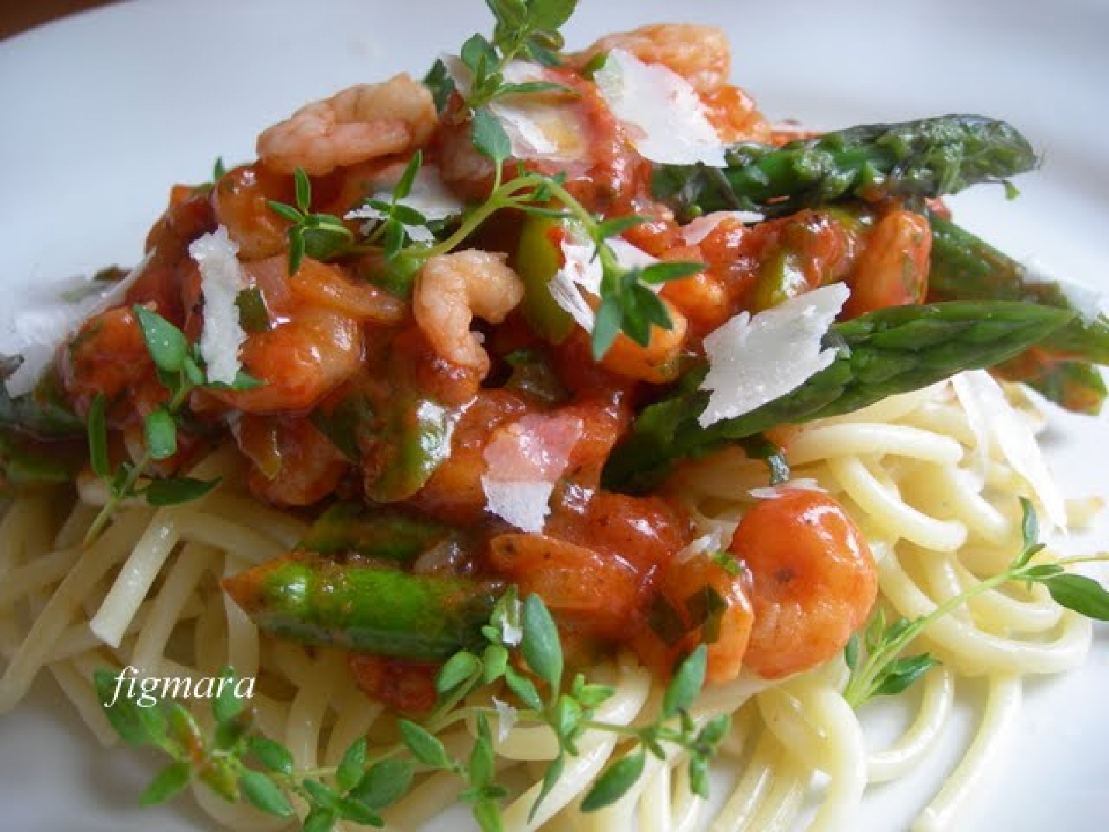 Spaghetti z krewetkami i szparagami