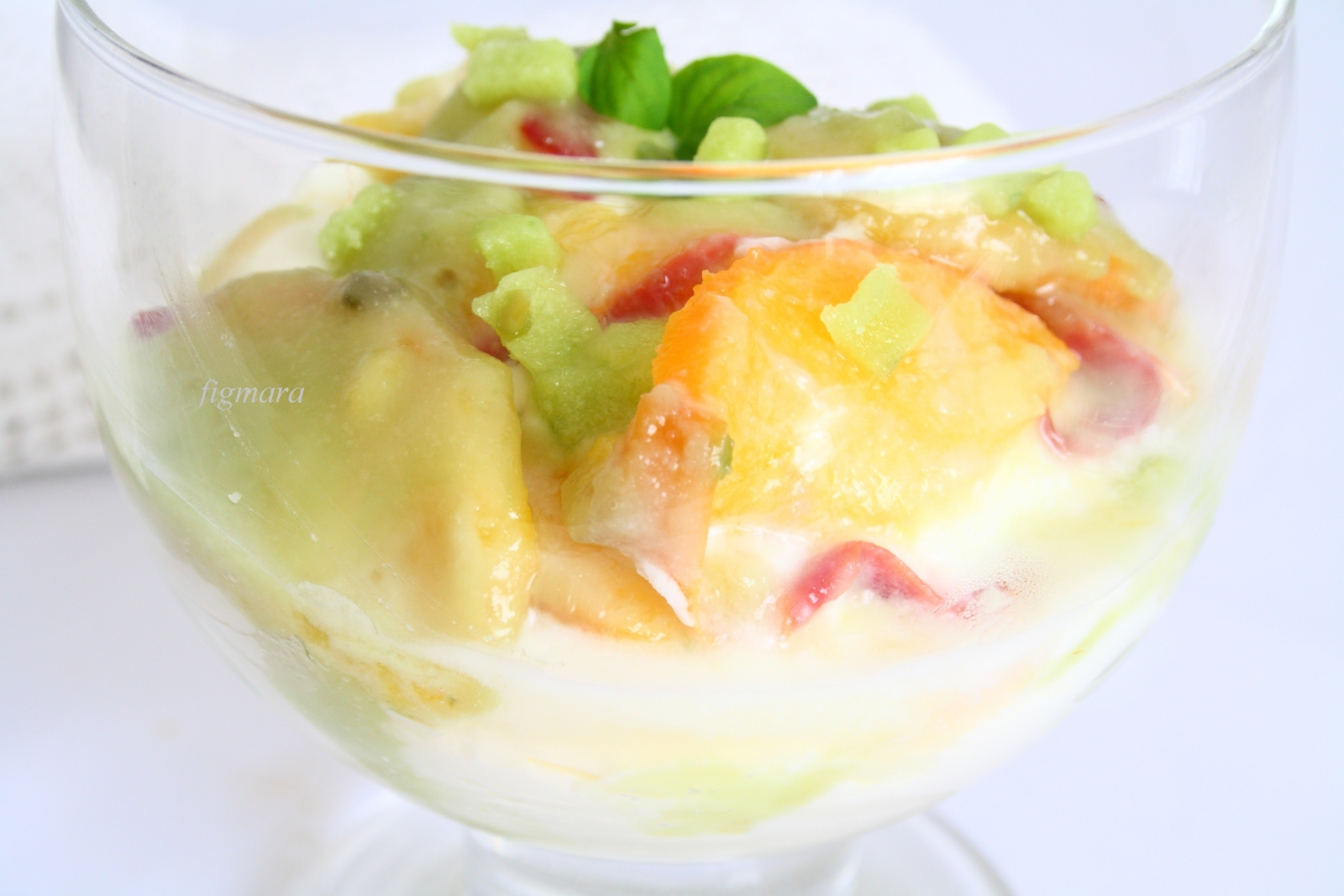Deser z jogurtu z marcepanem pistacjowym i brzoskwiniami