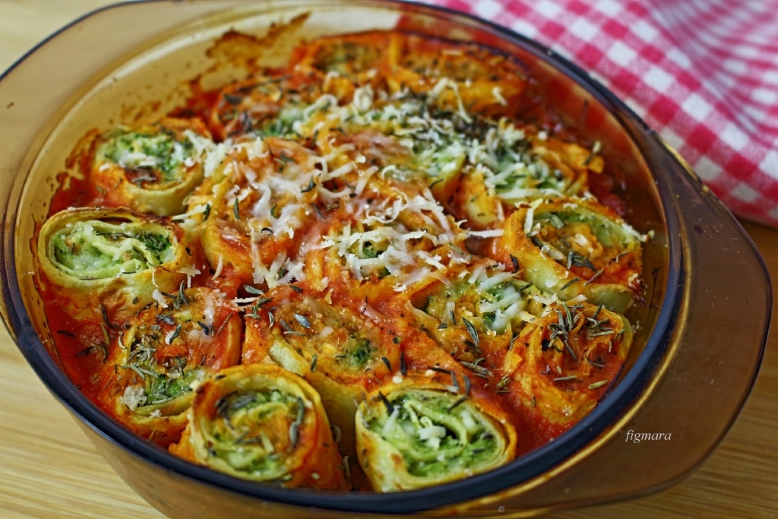 Naleśniki z  brokułami i fetą zapiekane w sosie pomidorowym