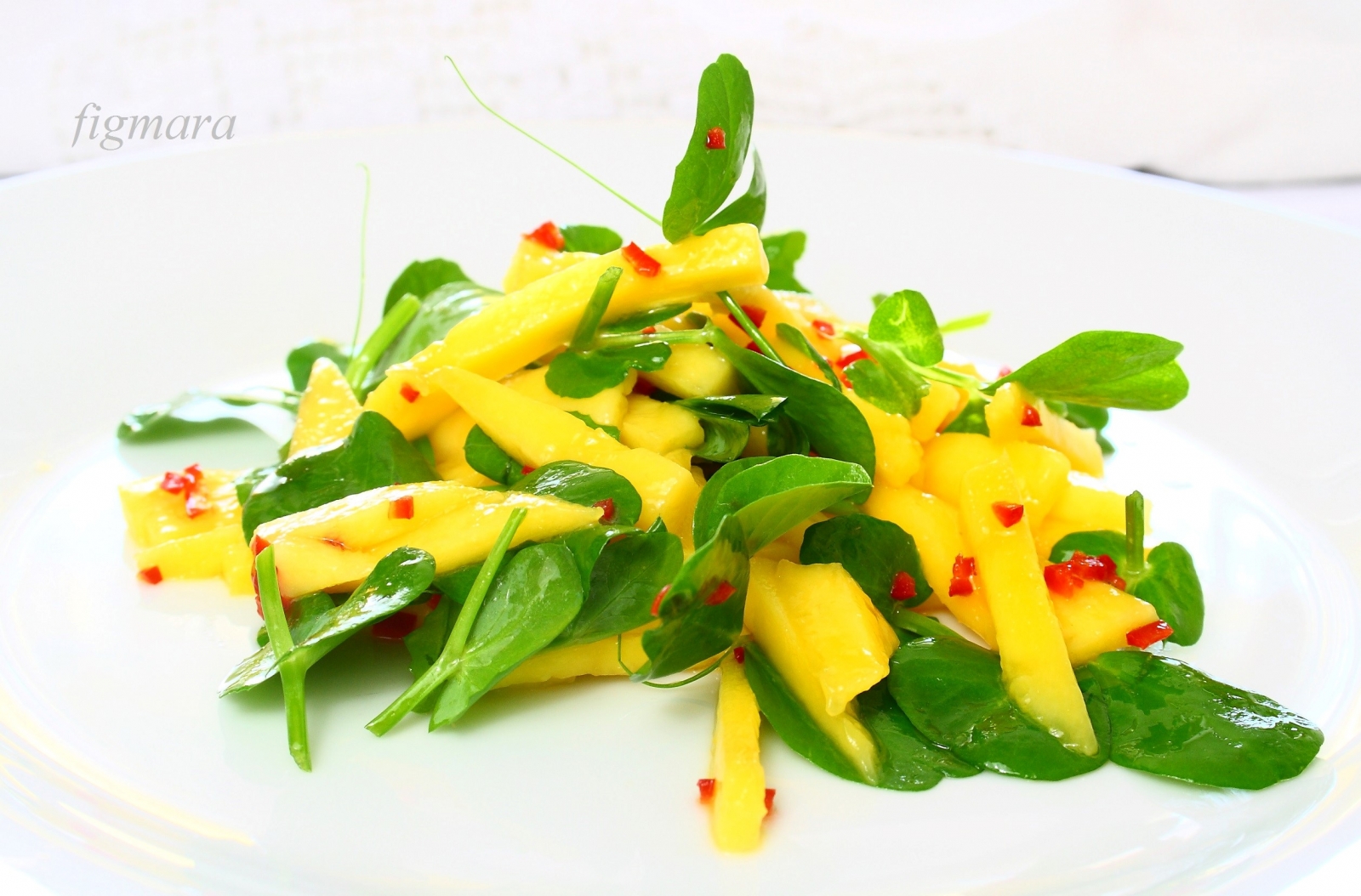 Sałatka z mango i pędów zielonego groszku