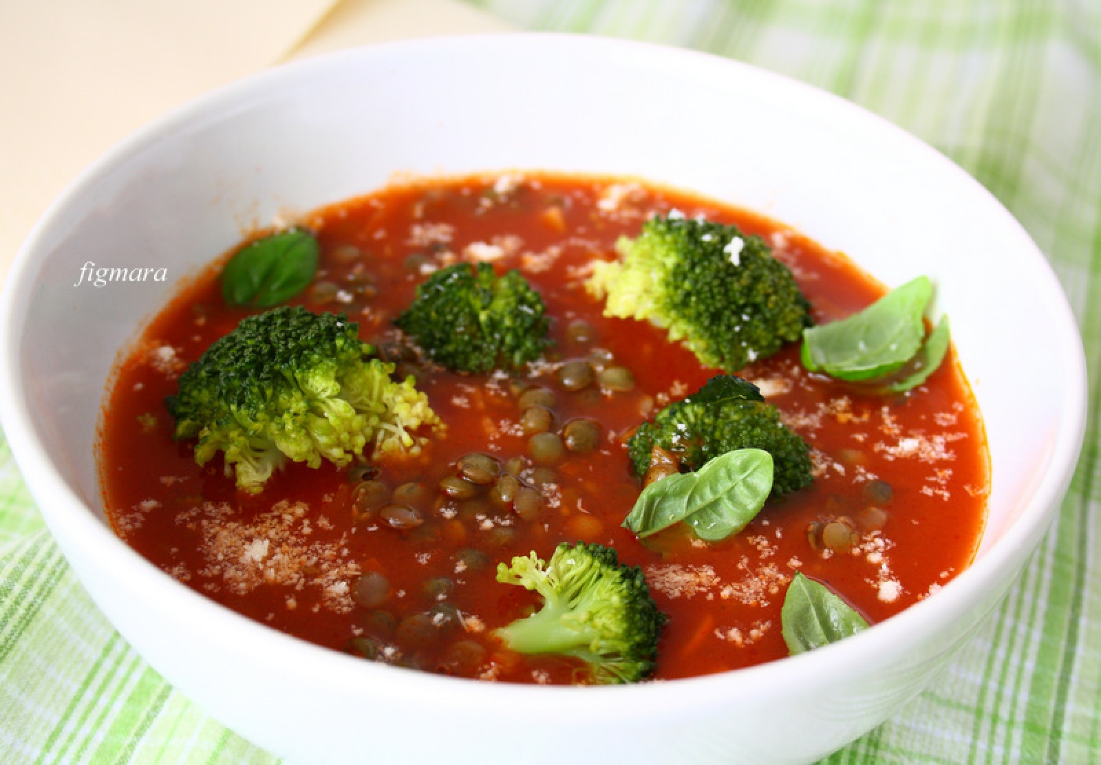 Pomidorowa zupa z soczewicą i brokułami