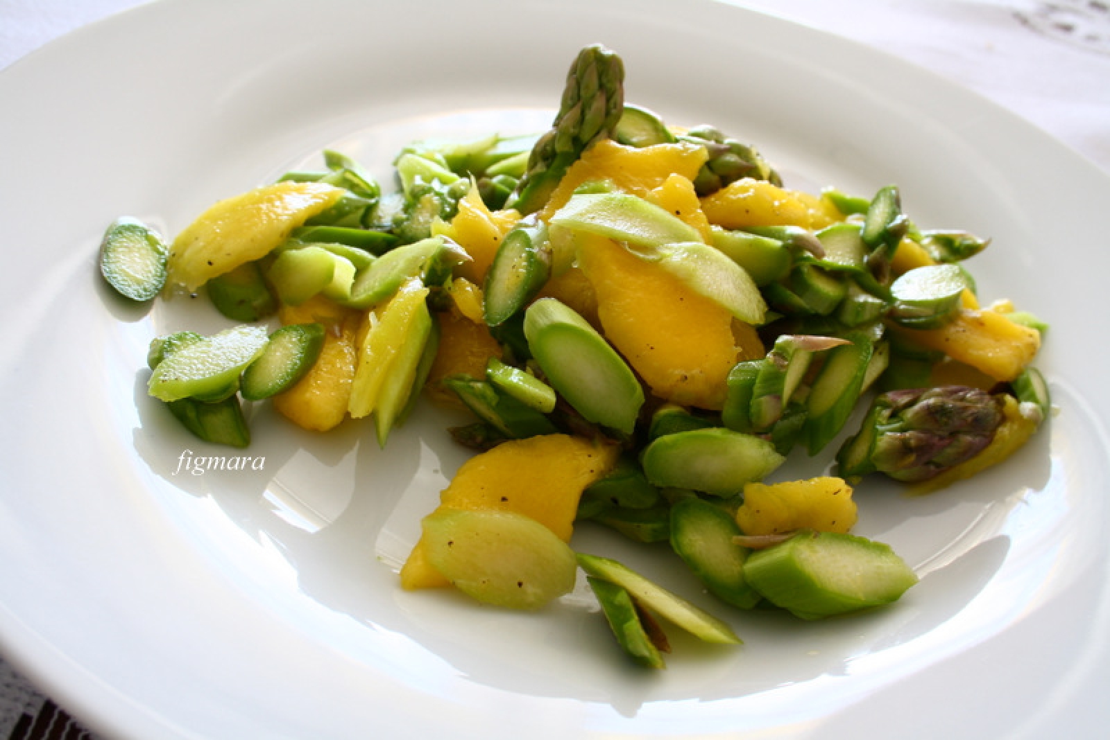 Sałatka z  surowych zielonych szparagów i mango