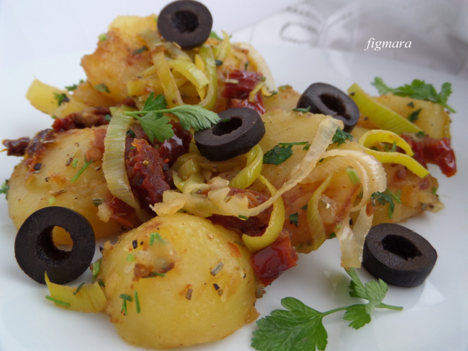 Smażone ziemniaki z porem, suszonymi pomidorami i oliwkami