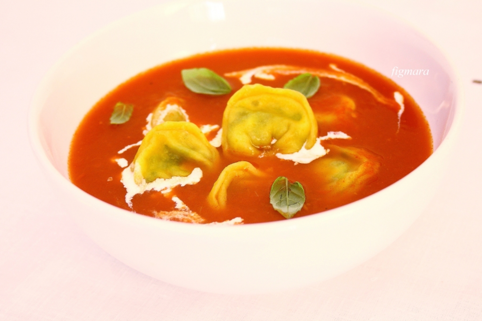 Zupa pomidorowa z uszkami nadziewanymi cukinią i fetą